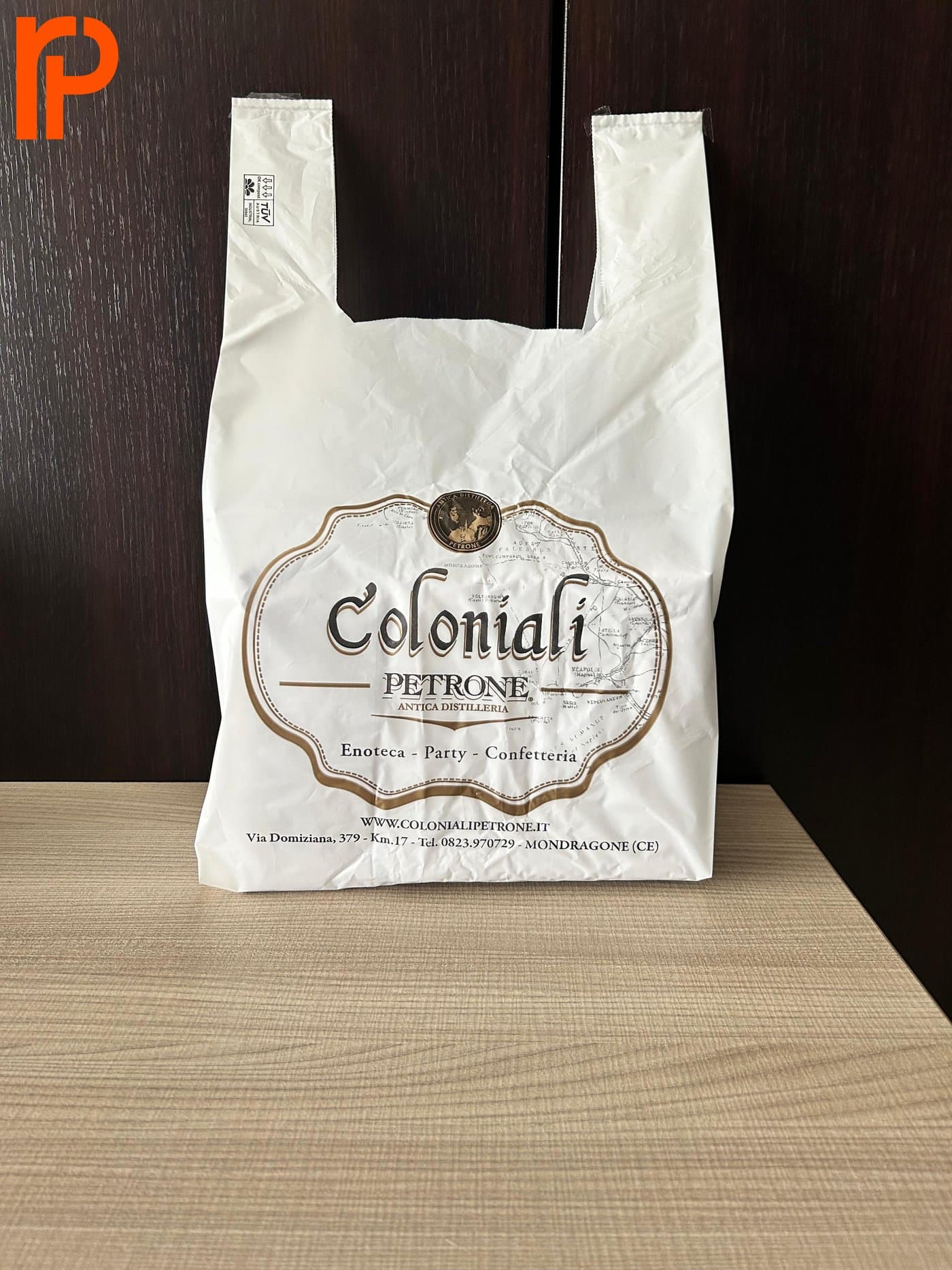 Sacco personalizzato realizzato per Coloniali Petrone, enoteca e confetteria